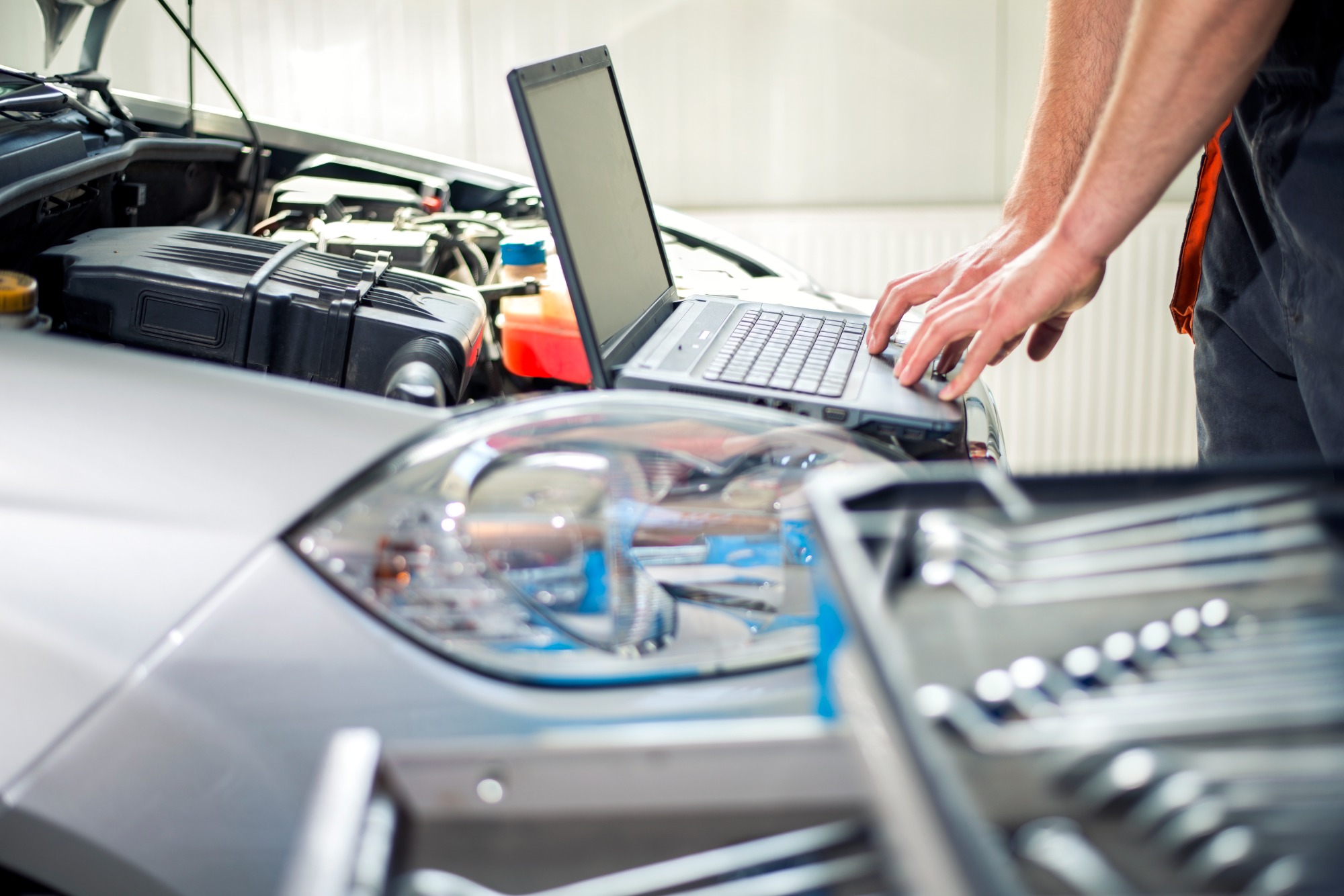 Computer am auto angeschlossen motorhaube